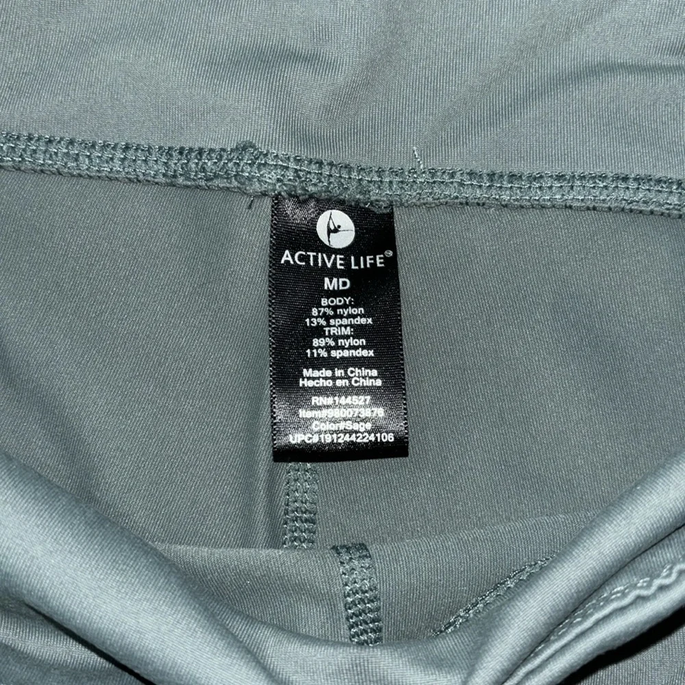 Women’s athletic capris with see through detail on thighs - Picture 3 of 4